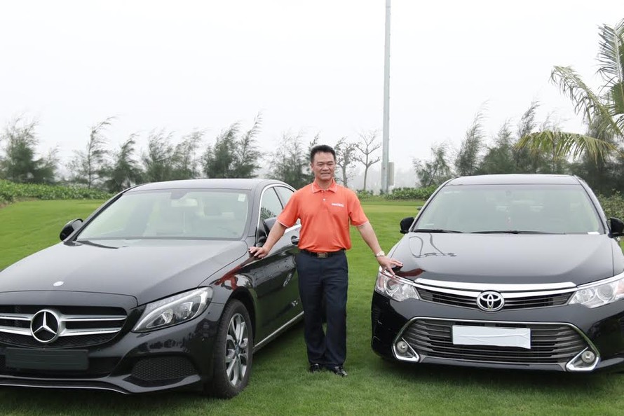Golfer Nguyễn Văn Quế bên cạnh giải thưởng là 2 siêu xe.