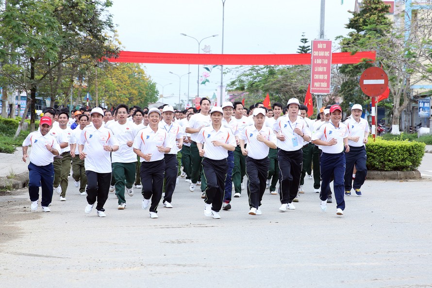 Bộ trưởng VHTTDL Nguyễn Ngọc Thiện dự ngày chạy tại A Lưới