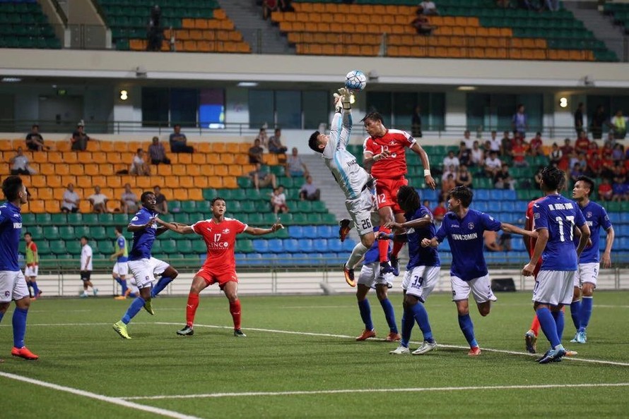 Than Quảng Ninh (áo xanh) trong trận thua 2-3 Home United ở lượt đi, bảng H AFC Cup 2017.