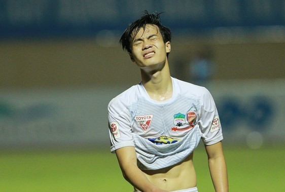 Tiền đạo Văn Toàn thất vọng vì trận thua 2-3 của HAGL trước Thanh Hoá. Ảnh: Zing