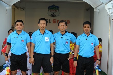 Trọng tài Trần Xuân Nguyện và trợ lý trọng tài Phạm Phú Hưng tạm bị đình chỉ công tác.