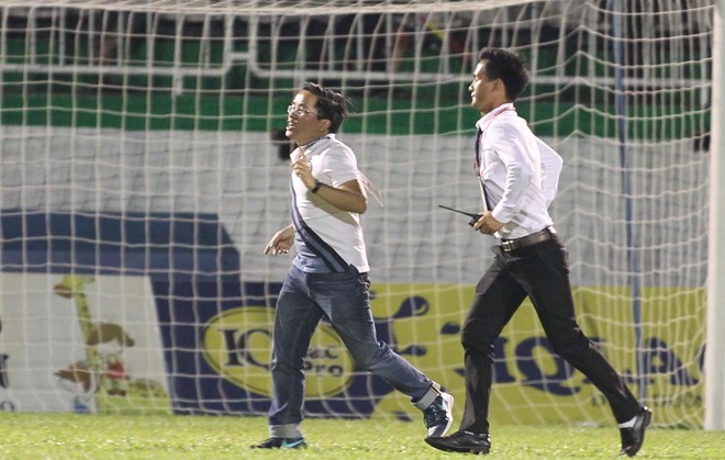 Sau khi đội nhà phải nhận bàn thua thứ ba, Trưởng đoàn bóng đá HAGL Nguyễn Tấn Anh đã lao thẳng vào sân để phản ứng trọng tài chính Xuân Nguyện. Ảnh: Vnexpress