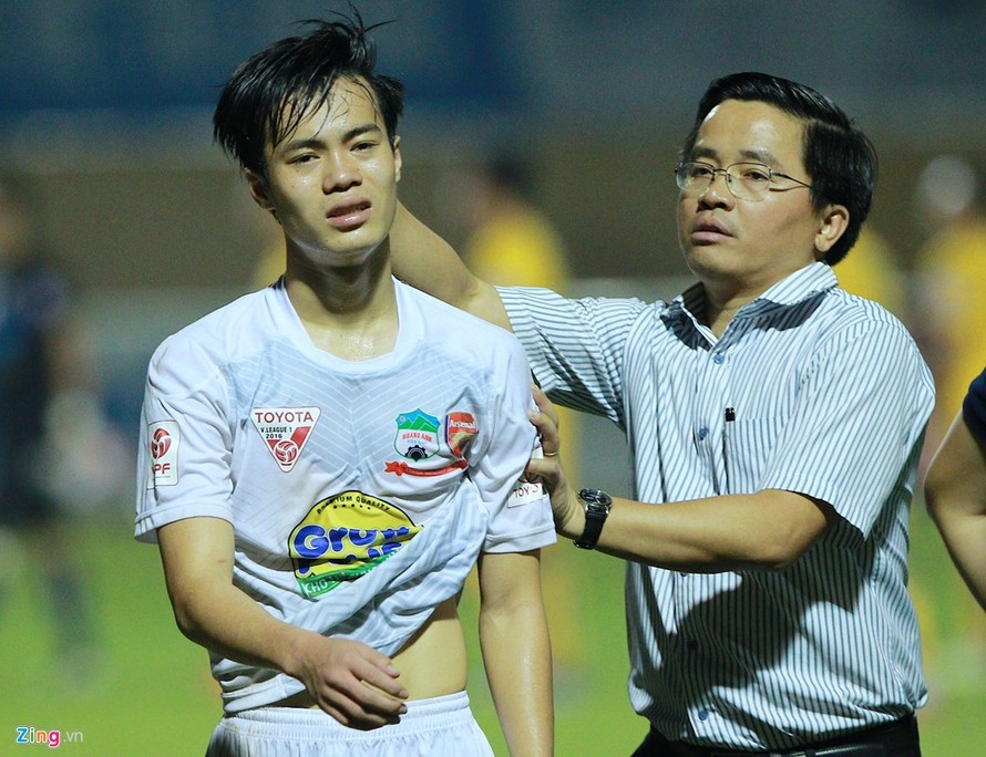 Ông Nguyễn Tấn Anh động viên tiền đạo Văn Toàn ở một trận đấu của HAGL.