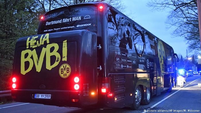 Chiếc xe buýt chở đội bóng Borussia Dortmund bị tấn công hôm 11/4.
