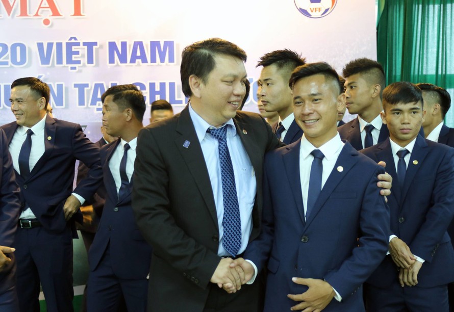TTK Lê Hoài Anh động viên cầu thủ U20 Việt Nam trước ngày lên đường sang Đức tập huấn.