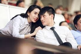 Công Vinh và vợ, ca sĩ Thuỷ Tiên trên sân vận động Thống Nhất.