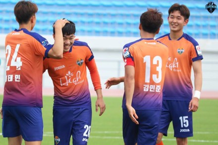 Xuân Trường (thứ 2 từ trái sang) trong màu áo Gangwon United.