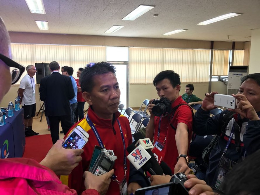 HLV Hoàng Anh Tuấn trả lời báo chí Việt Nam ở Cheonan, Hàn Quốc.