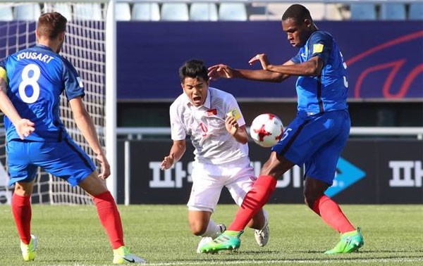 U20 Việt Nam (áo trắng) sẽ phải nỗ lực trước Honduras để giành chiến thắng.