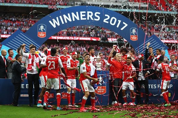 Các cầu thủ Arsenal ăn mừng chức vô địch Cup FA thứ 13 của CLB