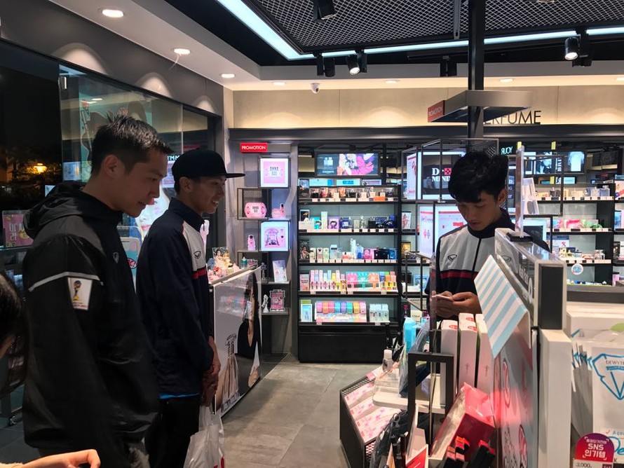 Các thành viên U20 Việt Nam thăm quan và mua sắm ở Jeonju, Hàn Quốc.