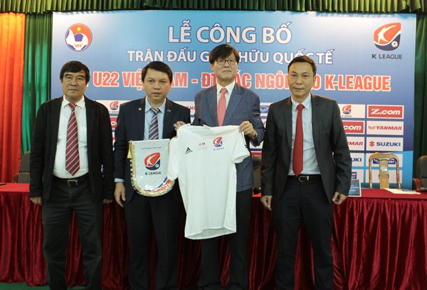 ổng thư ký K-League Han Oung Soo tặng lãnh đạo VFF áo lưu niệm và cờ K-League 