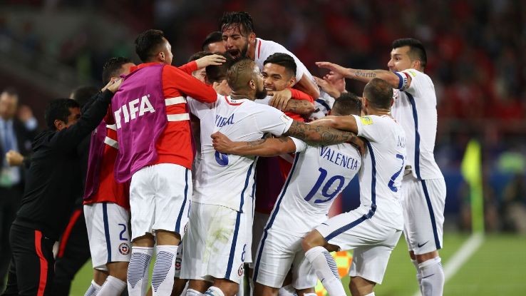 Các cầu thủ Chile ăn mừng chến thắng