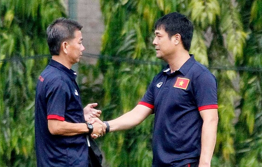 HLV Hoàng Anh Tuấn (trái) không chung chiến dịch săn vàng SEA Games 29 với HLV Hữu Thắng.