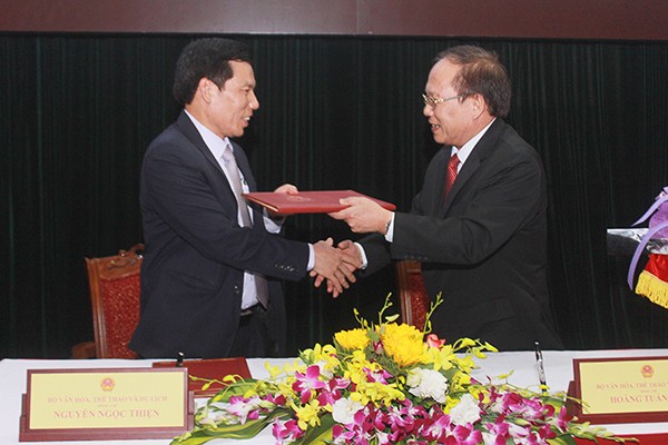 Bộ trưởng Nguyễn Ngọc Thiện (trái) chỉ đạo cắt giảm số Phó trưởng đoàn tại SEA Games 29 xuống 2 người sau khi phê chuẩn danh sách có 10 người. 