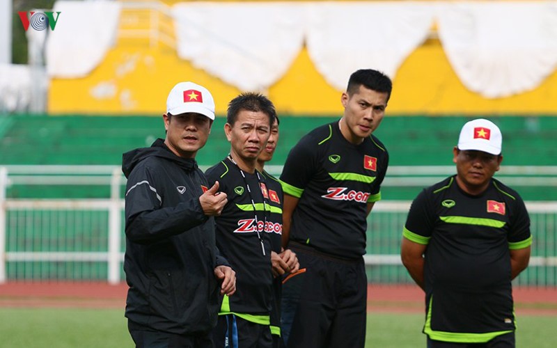 HLV Hữu Thắng (trái) xác định Thái Lan là đối thủ mạnh ở bảng B SEA Games 29.