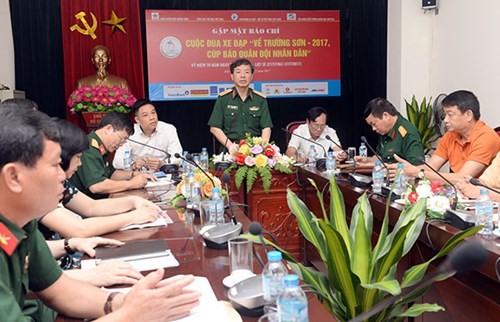 Thiếu tướng Phạm Văn Huấn phát biểu tại buổi gặp mặt báo chí. 