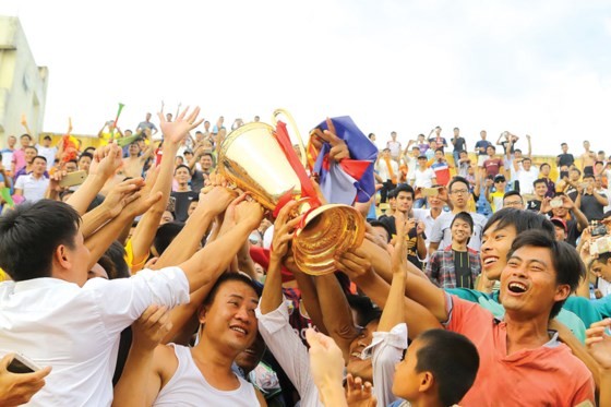 Niềm vui ngày đội bóng trở lại V-League của người Nam Định.