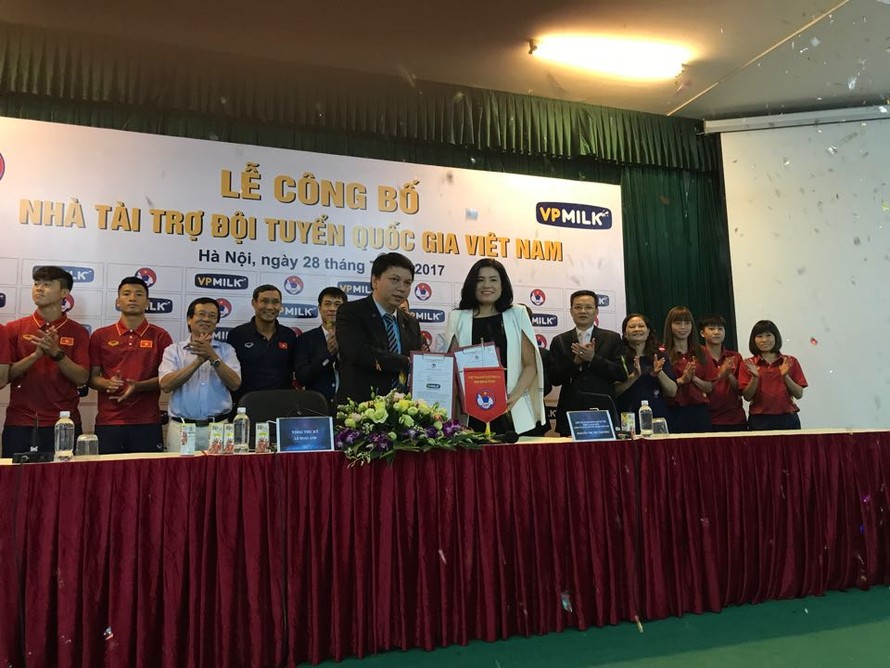 Lễ ký kết hợp đồng tài trợ giữa VFF và Công ty Cổ phần Sữa chuyên nghiệp Việt Nam VPMilk.
