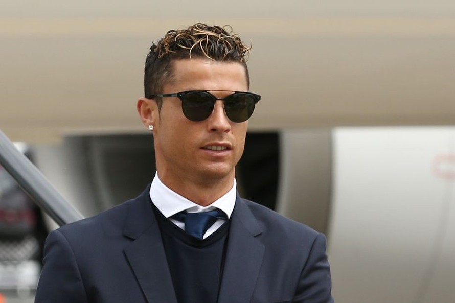Ronaldo bảnh bao đi hầu toà