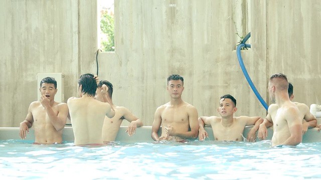 Các cầu thủ U22 Việt Nam thư giãn tại hồ bơi