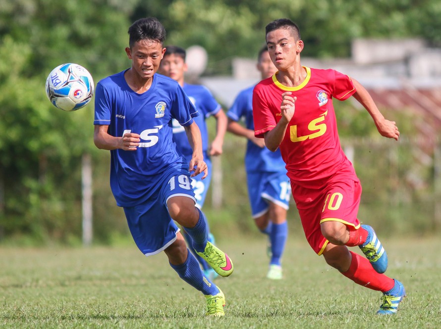 Viettel (áo đỏ) đã đánh bại Khánh Hoà để vào Bán kết giải U15 Quốc gia cúp Thái Sơn Bắc 2017.