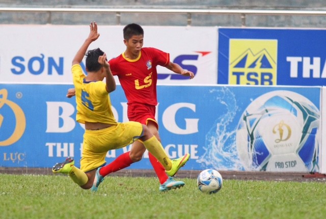Viettel (phải) giành quyền vào Chung kết U15 Quốc gia-Cúp Thái Sơn Bắc 2017 nhờ chiến thuật hợp lý.
