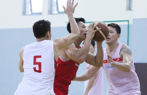 Nguyễn Văn Hùng (áo đỏ) là gương mặt đặc biệt của tuyển bóng rổ Việt Nam
