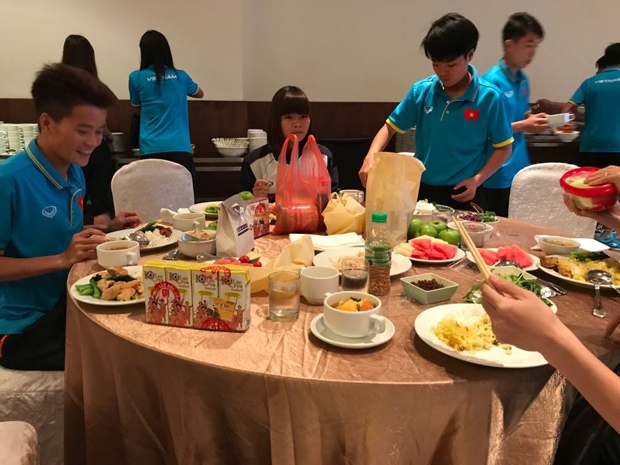 Bữa ăn của đội tuyển nữ Việt Nam tại SEA Games 29 luôn đủ dưỡng chất.