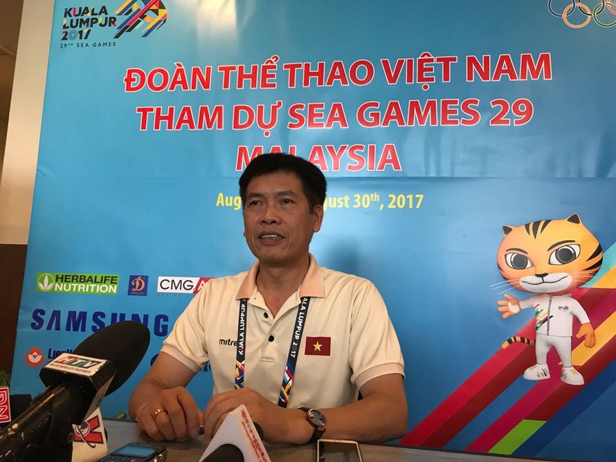 Ông Trần Đức Phấn nói Công Phượng, Văn Toàn và các cầu thủ Việt Nam "mỏng cơm".