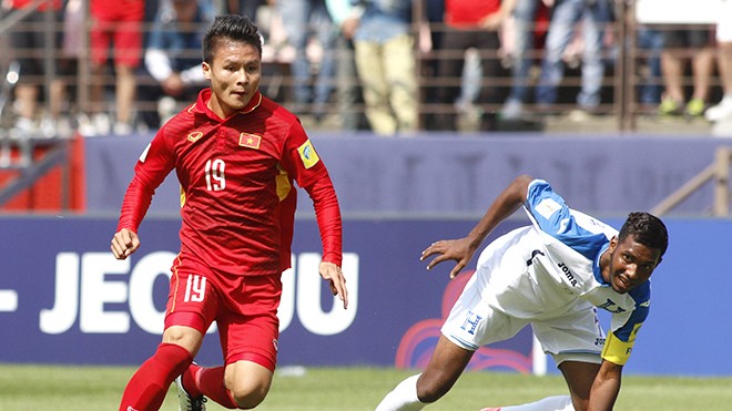 Quang Hải (trái) là người ghi bàn quyết định giúp Việt Nam thắng Campuchia 2-1 ở trận lượt đi trên sân Phnom Penh. 