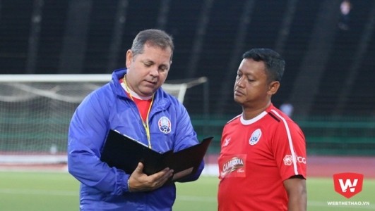 HLV Vitorino (trái) sẽ cho Campuchia chơi phòng ngự với Việt Nam.
