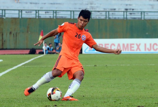 Dù báo chấn thương để không lên tuyển Việt Nam, Đức Chinh vẫn thi đấu đủ 90 phút cho SHB Đà Nẵng ở Bán kết cúp Quốc gia 2017.