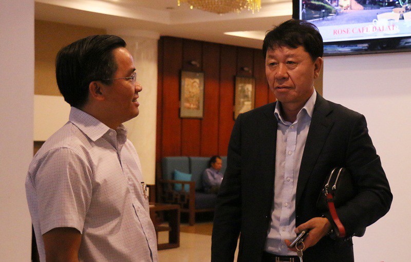 HLV Chung Hae Seong (phải) và Trưởng đoàn bóng đá HAGL Nguyễn Tấn Anh tại Tp Hồ Chí Minh.