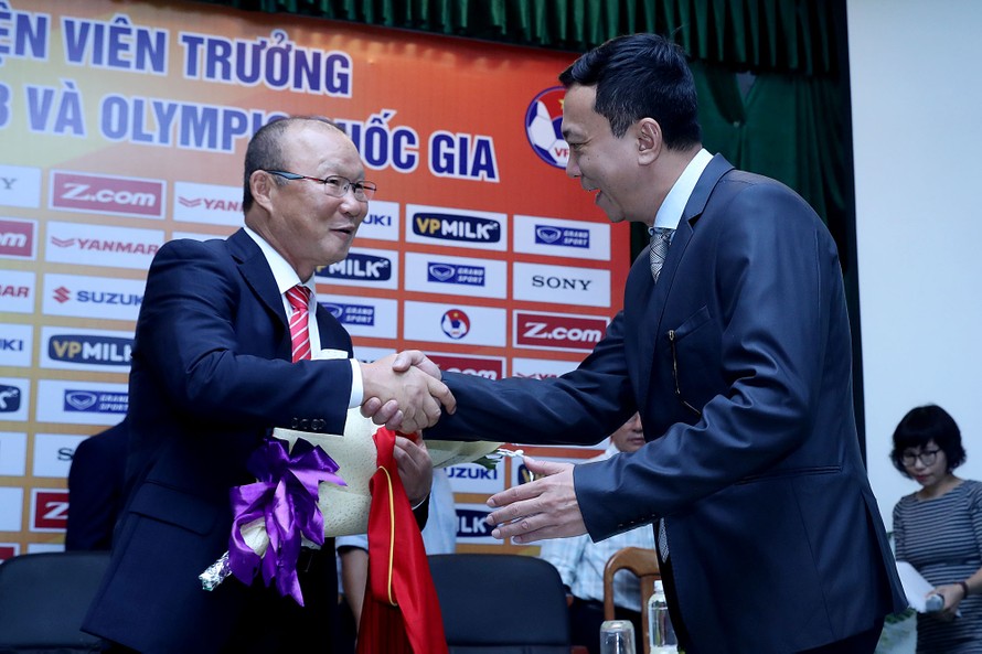 HLV Park Hang Seo (trái) sẽ ra mắt đội tuyển Việt Nam bằng trận đấu với Afghanistan ngày 14/11 tới.