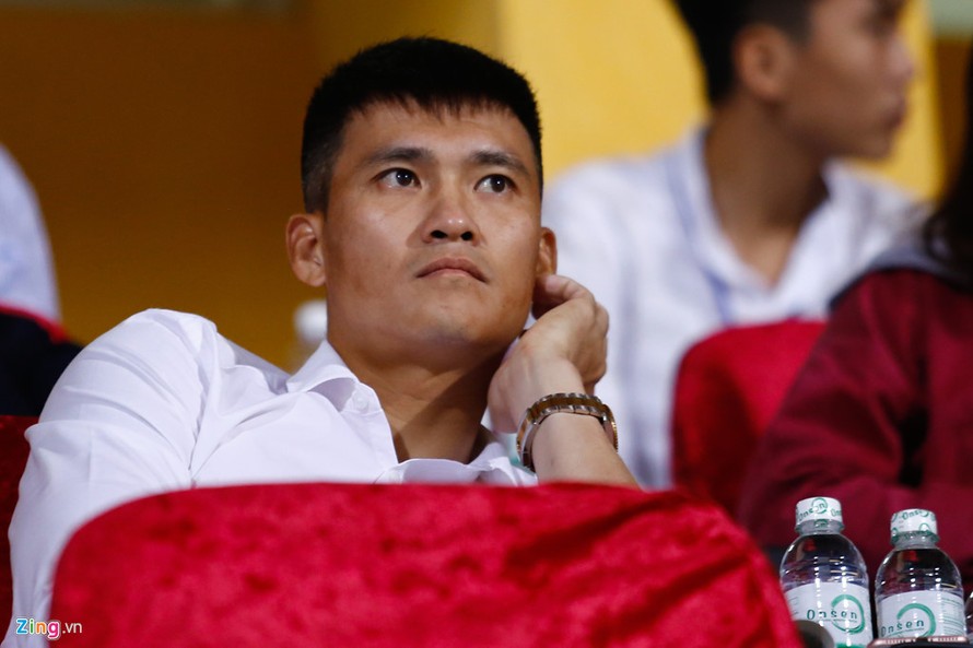 Khuôn mặt kém vui của Lê Công Vinh ở trận thua 0-4 CLB Hà Nội của đội bóng dưới quyền. 
