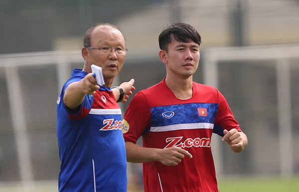 Ông Park Hang Seo đề cao yếu tố chặt chẽ trong lối chơi áp dụng cho đội tuyển Việt Nam. Ảnh: Zing