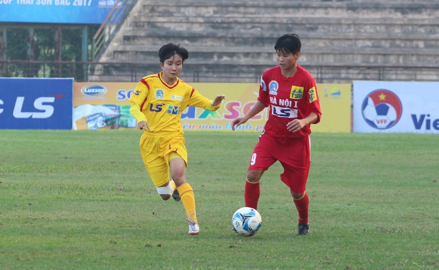 Hà Nội I (áo đỏ) thắng đậm TP Hồ Chí Minh II 4-0 ở giải bóng đá nữ Vô địch quốc gia 2017.
