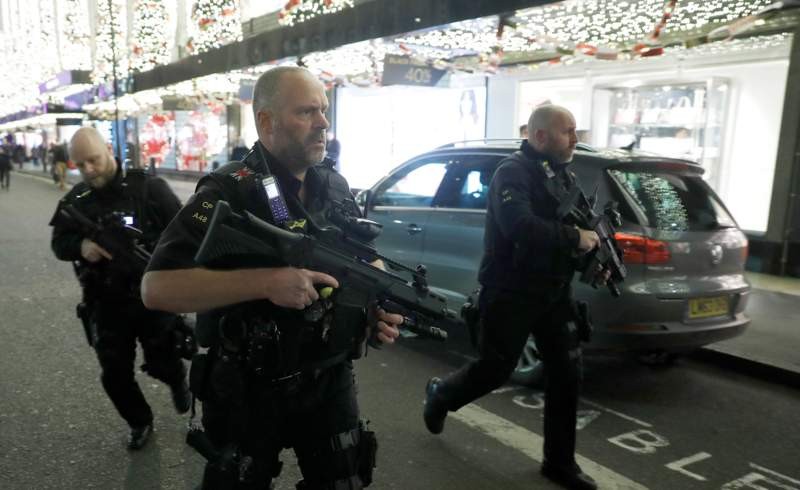 Cảnh sát ở hiện trường trung tâm thủ đô London. 