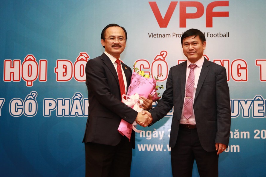 Ông Trần Anh Tú (phải) thay ông Võ Quốc Thắng làm Chủ tịch HĐQT VPF nhiệm kỳ 2017-2020.