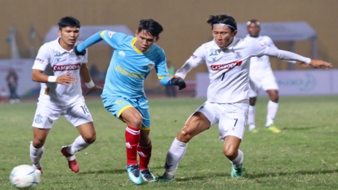 Khánh Hoà (áo xanh) gặp bất lợi khi bị Boeung Ket Angkor cầm hoà 4-4 ở sân nhà.