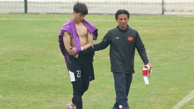 Thủ môn Phí Minh Long phải bỏ dở buổi tập sáng 22/12 của U23 Việt Nam vì chấn thương.