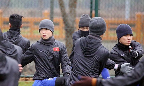 Thời tiết lạnh giá ảnh hưởng tới việc tập luyện của U23 Việt Nam tại Thượng Hải.