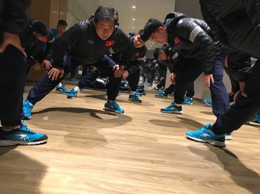 Dù vận động trong phòng GYM của khách sạn nhưng các cầu thủ U23 Việt Nam cũng phải mặc rất ấm để tránh lạnh.