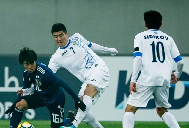 U23 Nhật Bản (áo xanh) hoàn toàn sụp đổ trước U23 Uzbekistan. Ảnh: AFC