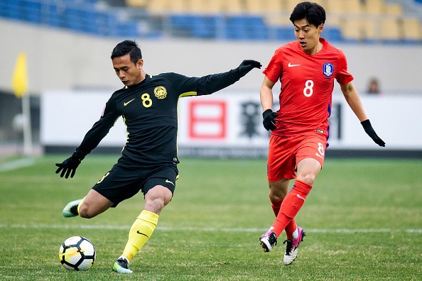 Malaysia (trái) đã dừng hành trình ỏ VCK U23 châu Á 2018 với trận thua 1-2 Hàn Quốc.