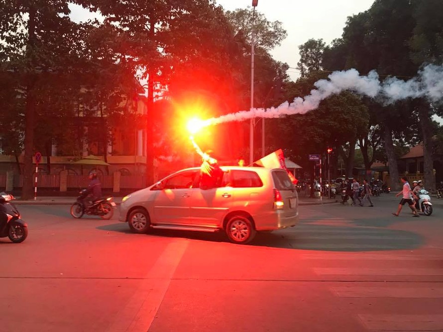 CĐV Hải Phòng đốt pháo sáng khi diễu hành trên đường phố Hà Nội chiều 11/3.
