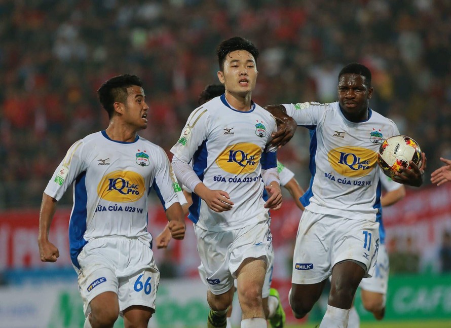 Lương Xuân Trường ghi bàn thắng giúp HAGL giành 1 điểm trên sân Lạch Tray của Hải Phòng.