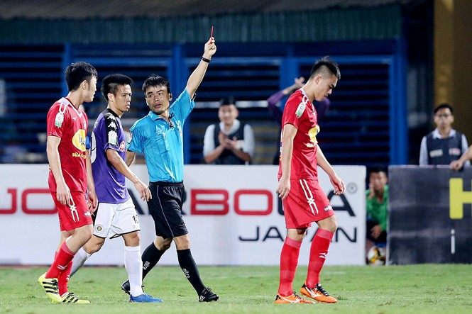 Tăng Tiến bị HAGL cho nghỉ thi đấu hết lượt 1 V-League 2018 vì pha phạm lỗi với Duy Mạnh.