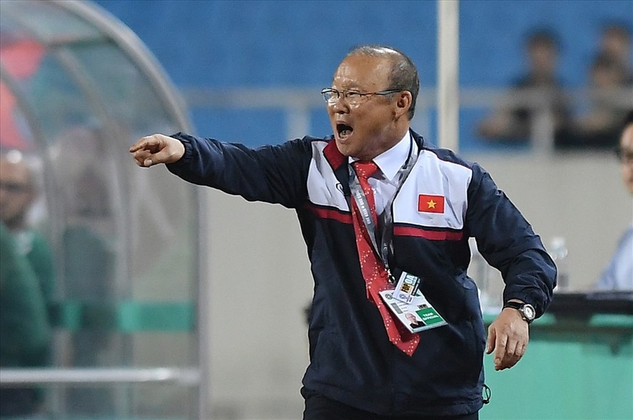 HLV Park Hang Seo nhận nhiệm vụ đưa đội tuyển Việt Nam vào chung kết AFF Cup 2018.